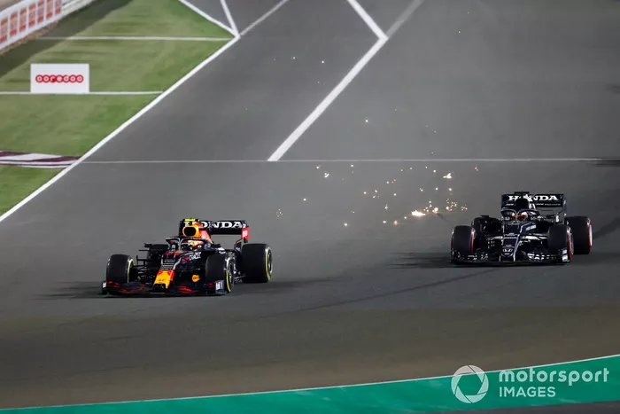 Sergio Pérez, Red Bull Racing RB16B, Yuki Tsunoda, AlphaTauri AT02