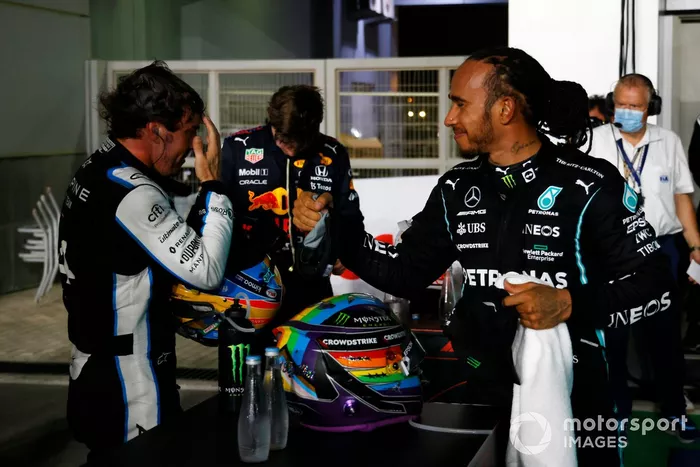 Fernando Alonso, Alpine F1, tercer clasificado, Max Verstappen, Red Bull Racing, segundo clasificado, y Lewis Hamilton, Mercedes, ganador, en el Parc Ferme