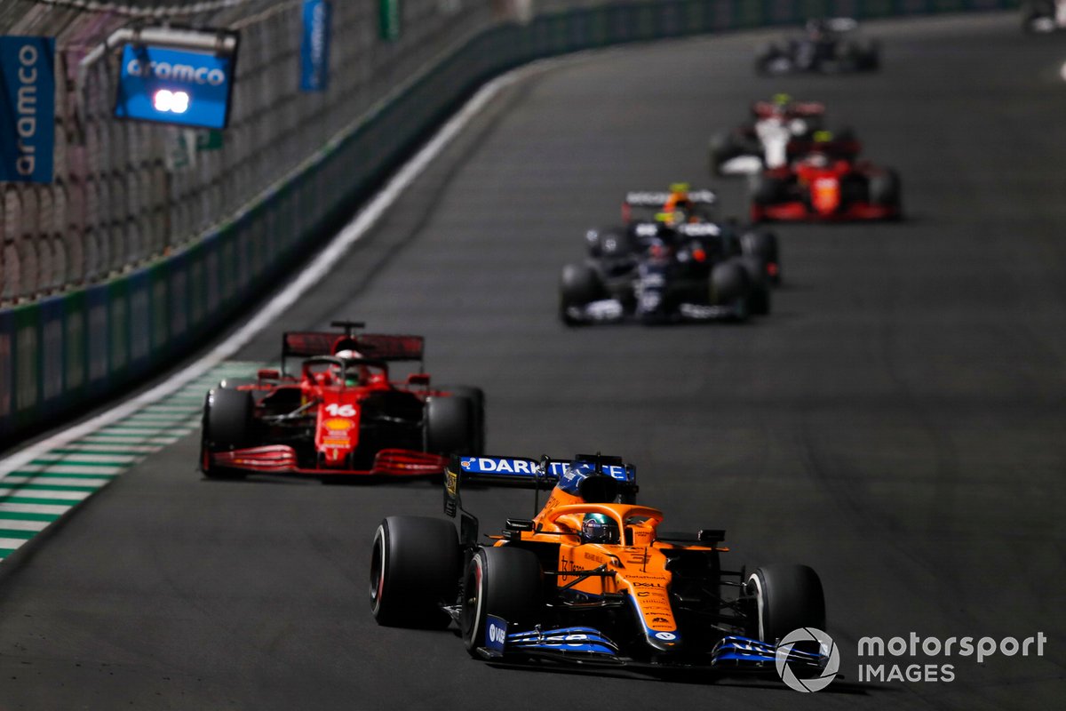 Daniel Ricciardo, McLaren MCL35M, Charles Leclerc, Ferrari SF21