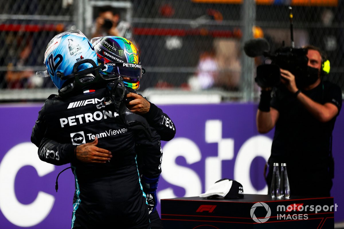 Valtteri Bottas, Mercedes, si congratula con Lewis Hamilton, Mercedes, in Parc Ferme dopo le qualifiche