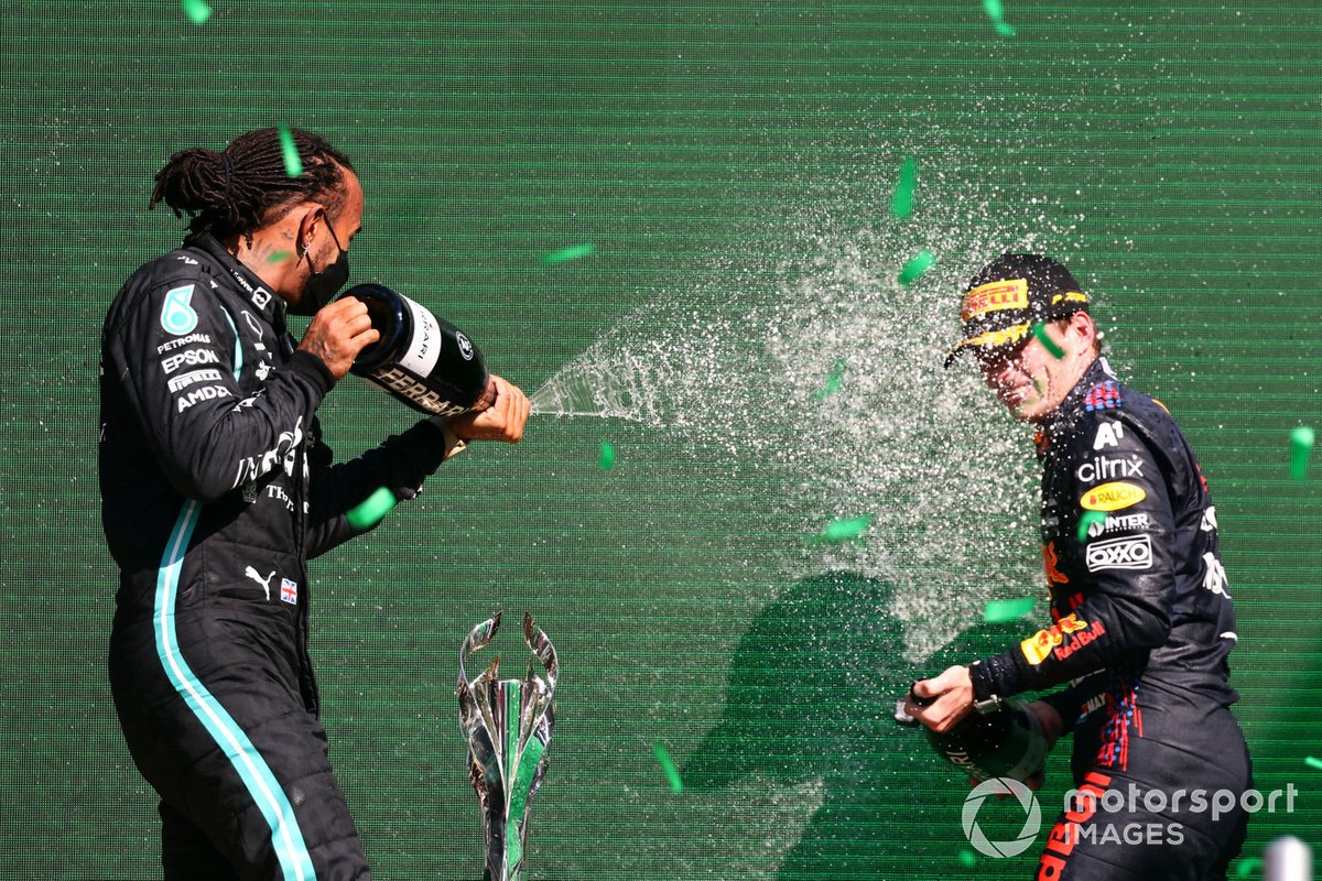 Podio: segundo lugar Lewis Hamilton, Mercedes, tercer lugar Sergio Pérez, Red Bull Racing