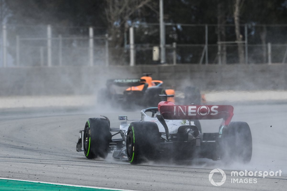 Daniel Ricciardo, McLaren MCL36, Lewis Hamilton, Mercedes W13
