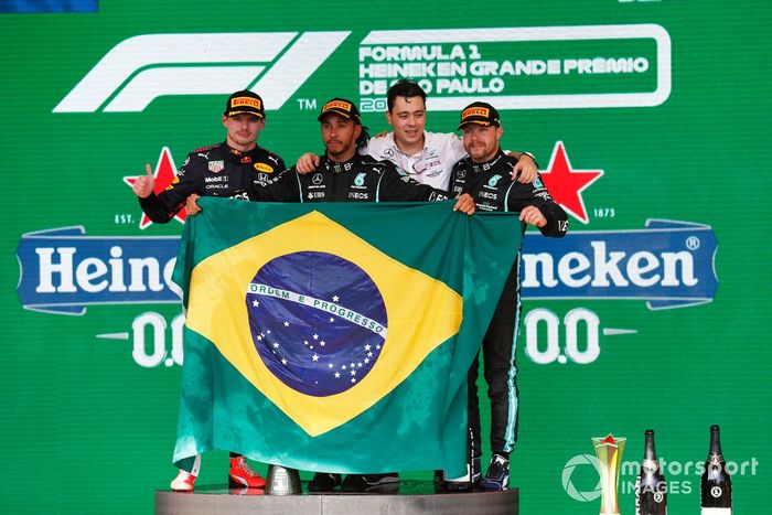 Podio: segundo lugar Max Verstappen, Red Bull Racing, ganador Lewis Hamilton, Mercedes, tercer lugar Valtteri Bottas, Mercedes, y Leonardo Donisete da Silva de Mercedes