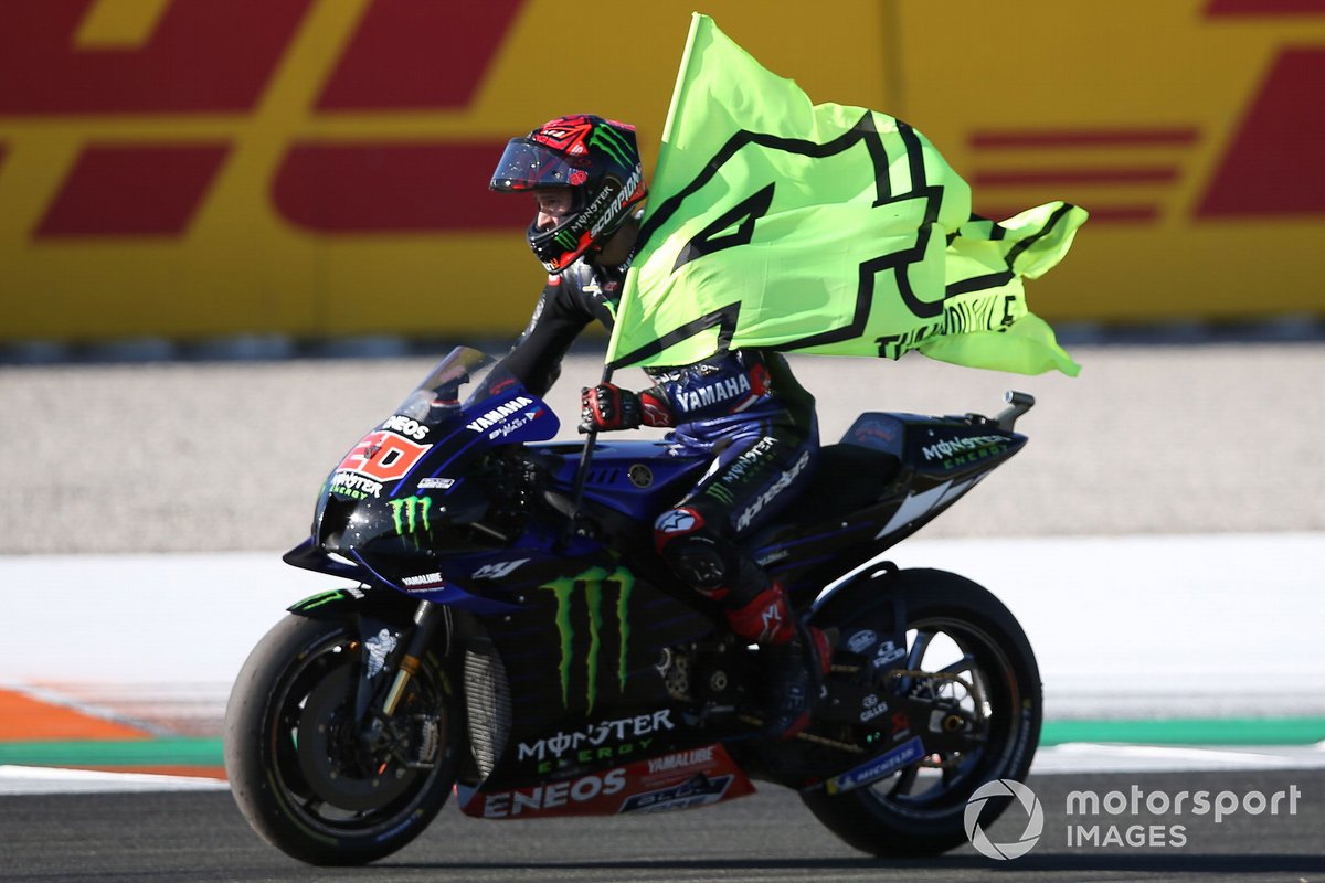 Fabio Quartararo avec le drapeau #46 de Valentino Rossi