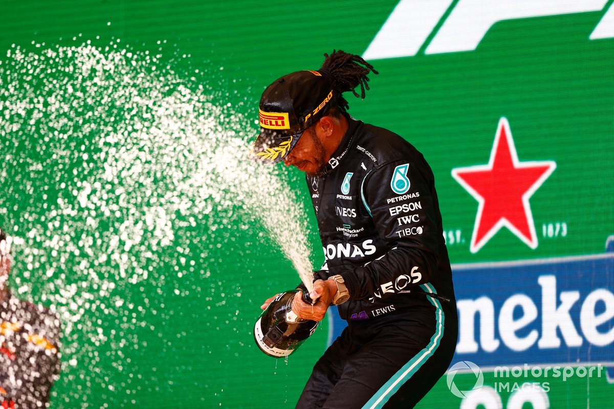 Lewis Hamilton, Mercedes, 1a posizione, spruzza Champagne sul podio