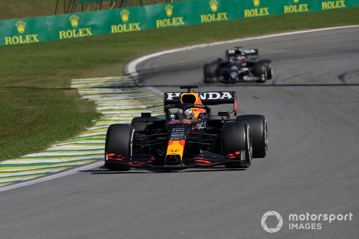 Max Verstappen, Red Bull Racing RB16B, Yuki Tsunoda, AlphaTauri AT02