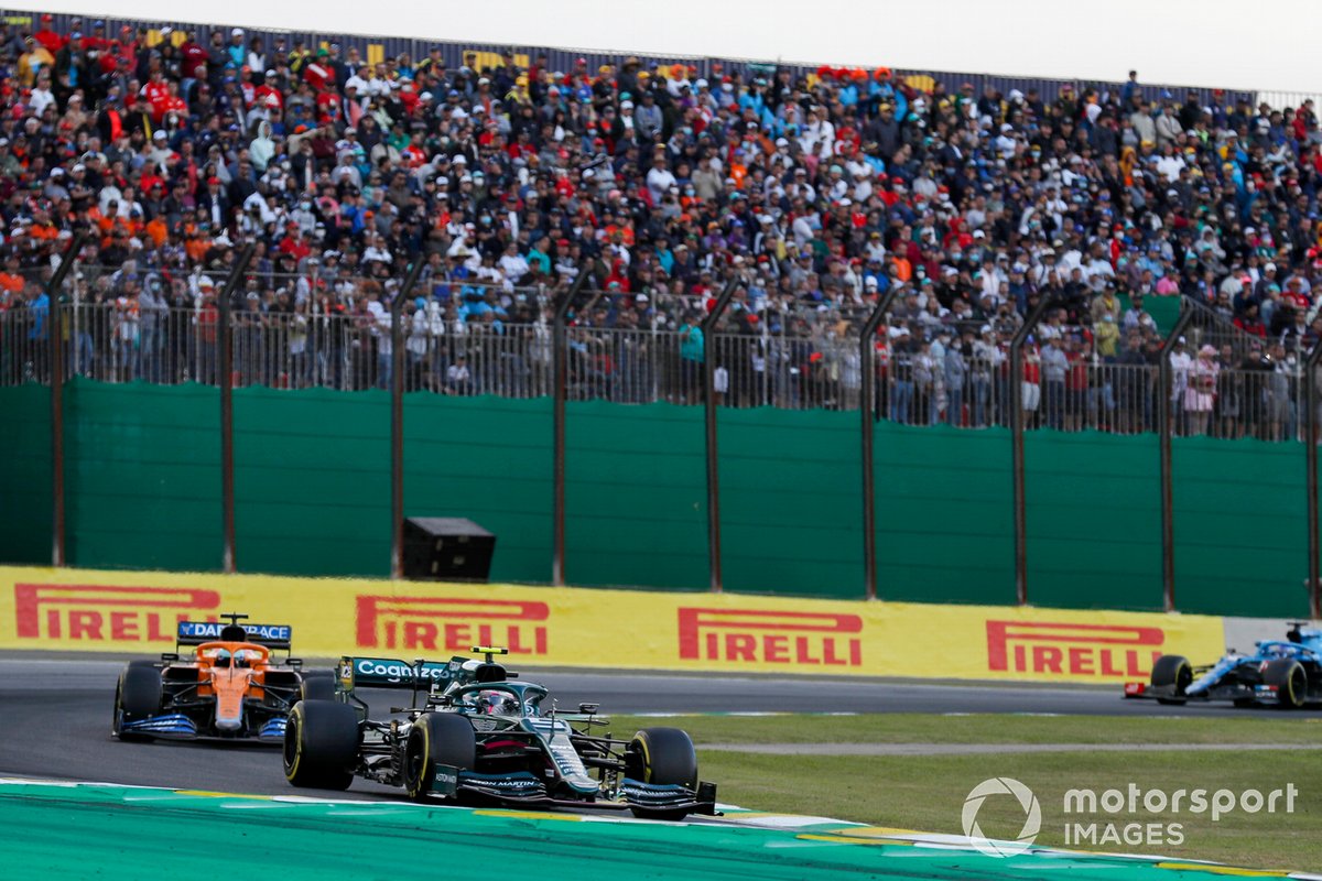 Sebastian Vettel, Aston Martin AMR21, Daniel Ricciardo, McLaren MCL35M, y Fernando Alonso, Alpine A521