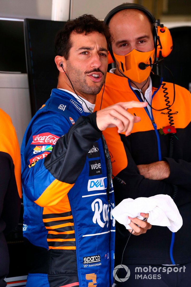 Daniel Ricciardo, McLaren, con il suo ingegnere