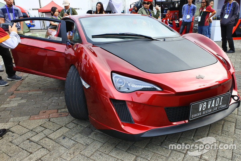 Mobil listrik V8 Vadi