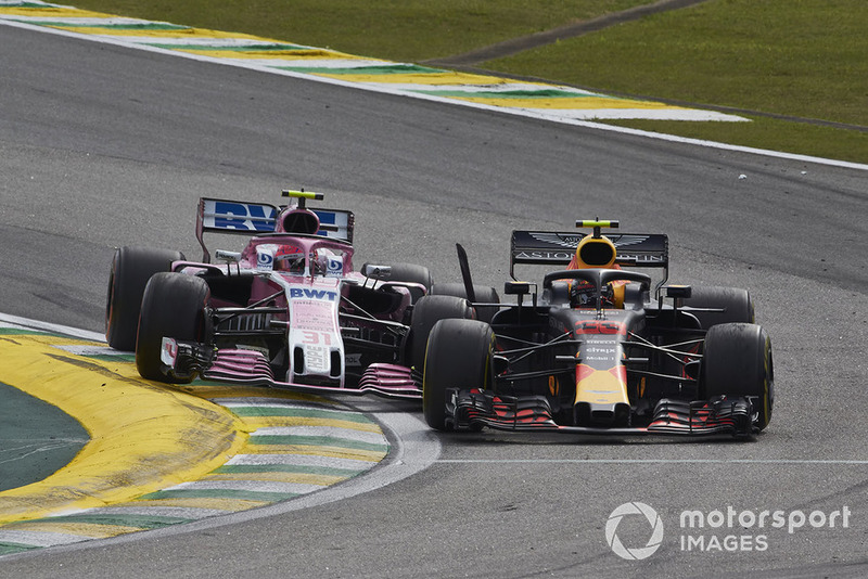 Max Verstappen, Red Bull Racing RB14, e Esteban Ocon, Racing Point Force India VJM11, colidem