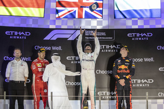 Bradley Lord, hoofd communicatie Mercedes-Benz Motorsport, Sebastian Vettel, Ferrari, Lewis Hamilton, Mercedes AMG F1, Max Verstappen, Red Bull Racing, op het podium