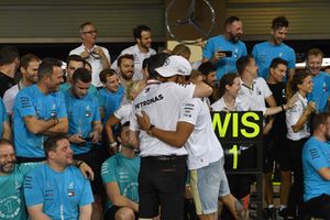 Lewis Hamilton, Mercedes AMG F1 festeggia con Toto Wolff, direttore del motorsport, Mercedes AMG F1