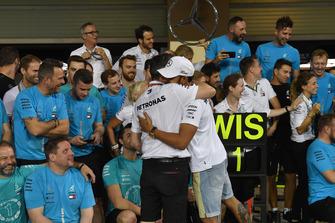 Lewis Hamilton, Mercedes AMG F1 viert met Toto Wolff, Mercedes AMG F1 Director of Motorsport
