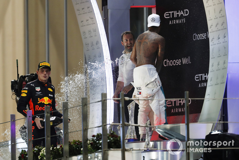 Podio: ganador de la carrera Lewis Hamilton, Mercedes AMG F1, tercer lugar Max Verstappen, Red Bull Racing, Bradley Lord, Director de comunicaciones de Mercedes