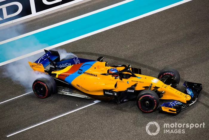 Fernando Alonso, McLaren MCL33, hace donuts al final de su última carrera