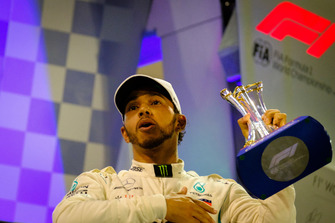 Lewis Hamilton, Mercedes AMG F1, met de trofee
