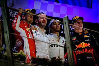Sebastian Vettel, Ferrari, Bradley Lord, directeur de la communication de Mercedes, Lewis Hamilton, Mercedes-AMG F1 W09, Max Verstappen, Red Bull Racing