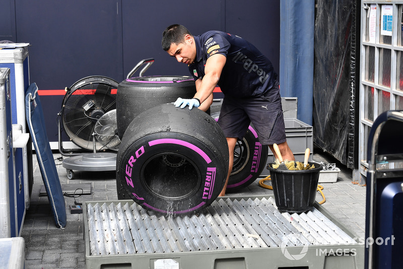 Un meccanico della Red Bull Racing lava cerchioni e gomme Pirelli