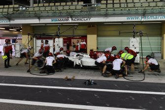 Antonio Giovinazzi, Sauber C37 pit stop