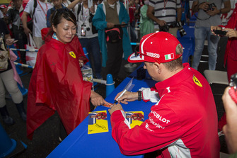 Kimi Raikkonen, Ferrari imza dağıtıyor