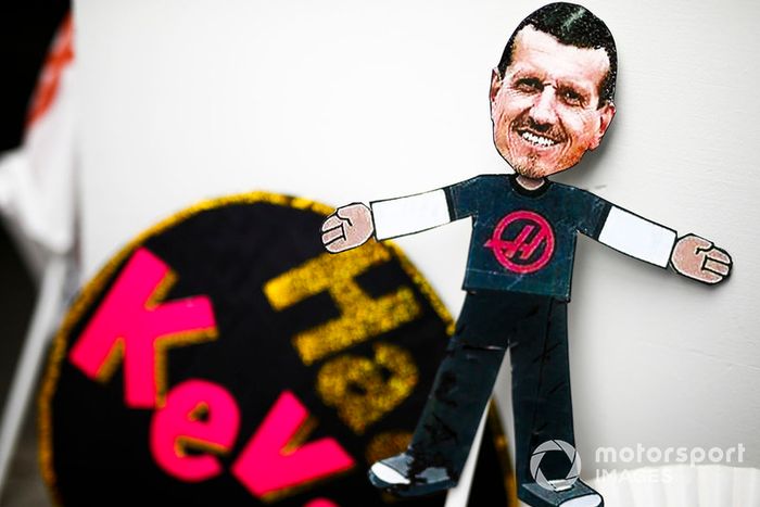 Un modelo de un fanático de Guenther Steiner, director del equipo, Haas F1
