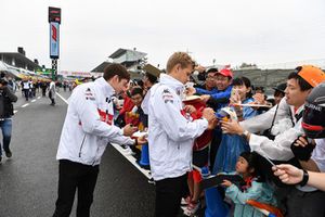 Charles Leclerc, Sauber and Marcus Ericsson, Sauber signs autographs for the fans