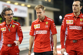 Sebastian Vettel, Ferrari parcourt la piste à pied avec Laurent Mekies, Ferrari et Riccardo Adami, ingénieur de course de Ferrari