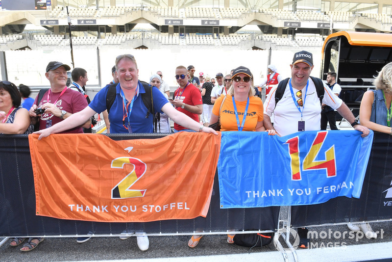 Tifosi di Fernando Alonso, McLaren e Stoffel Vandoorne, McLaren, con degli striscioni