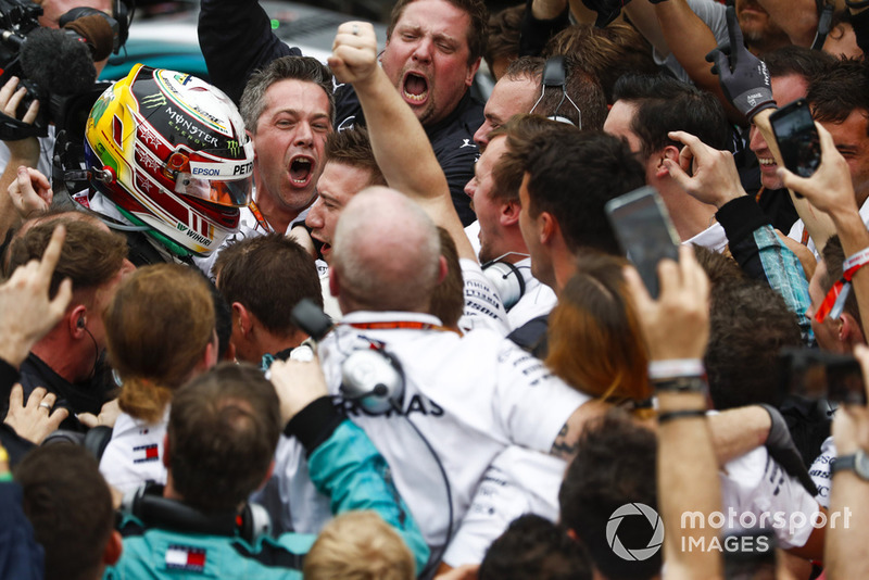 Lewis Hamilton, Mercedes AMG F1, festeggia la vittoria nel parco chiuso