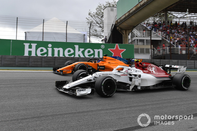 Charles Leclerc, Sauber C37 lotta con Fernando Alonso, McLaren MCL33