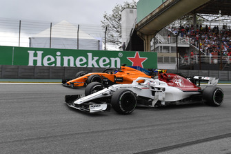Charles Leclerc, Sauber C37 en Fernando Alonso, McLaren MCL33