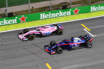 Esteban Ocon, Racing Point Force India VJM11 and Brendon Hartley, Scuderia Toro Rosso STR13 battle