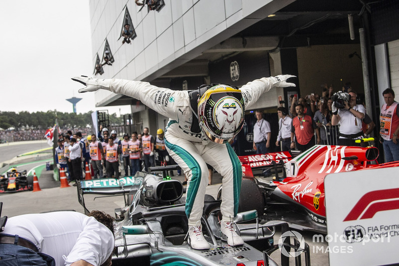 Lewis Hamilton, Mercedes AMG F1, festeggia nel parco chiuso
