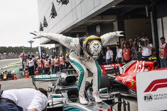 Lewis Hamilton, Mercedes AMG F1 fête sa victoire dans le Parc Fermé