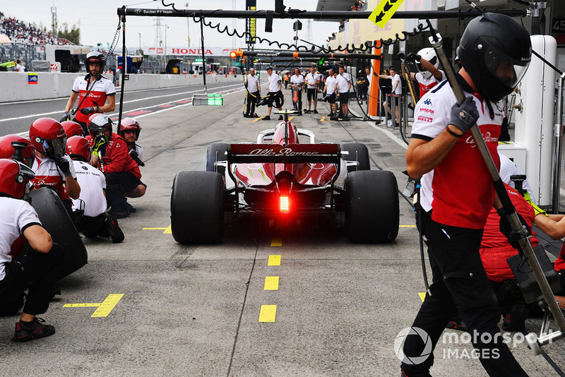 Charles Leclerc, Sauber C37, pit stop