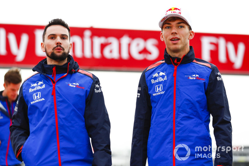 Pierre Gasly, Scuderia Toro Rosso, caminan por el circuito