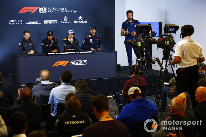 Romain Grosjean, Haas F1 Team, Lewis Hamilton, Mercedes AMG F1, Fernando Alonso, McLaren, et Daniel Ricciardo, Red Bull Racing, en conférence de presse