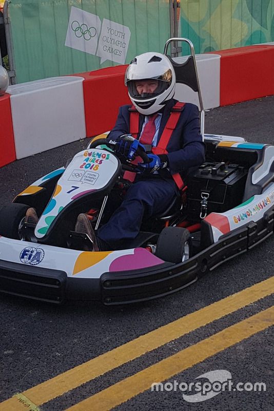 Presidente CIO Thomas Bach prueba un kart del FIA Juegos Olímpicos Juventud