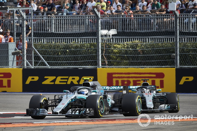 Valtteri Bottas, Mercedes AMG F1, lidera a Lewis Hamilton, Mercedes AMG F1