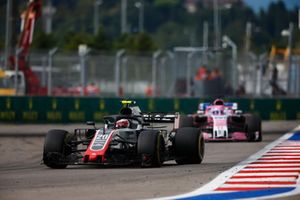 Kevin Magnussen, Haas F1 Team VF-18, leads Sergio Perez, Racing Point Force India VJM11