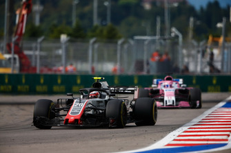 Kevin Magnussen, Haas F1 Team VF-18, leads Sergio Perez, Racing Point Force India VJM11