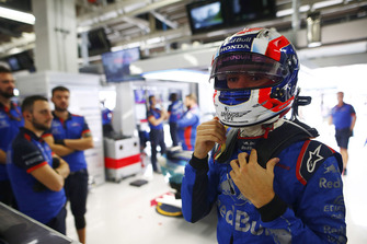 Pierre Gasly, Toro Rosso, ajuste son casque dans le garage