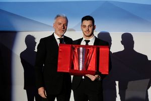 Pietro Innocenti premia Gianmarco Quaresmini