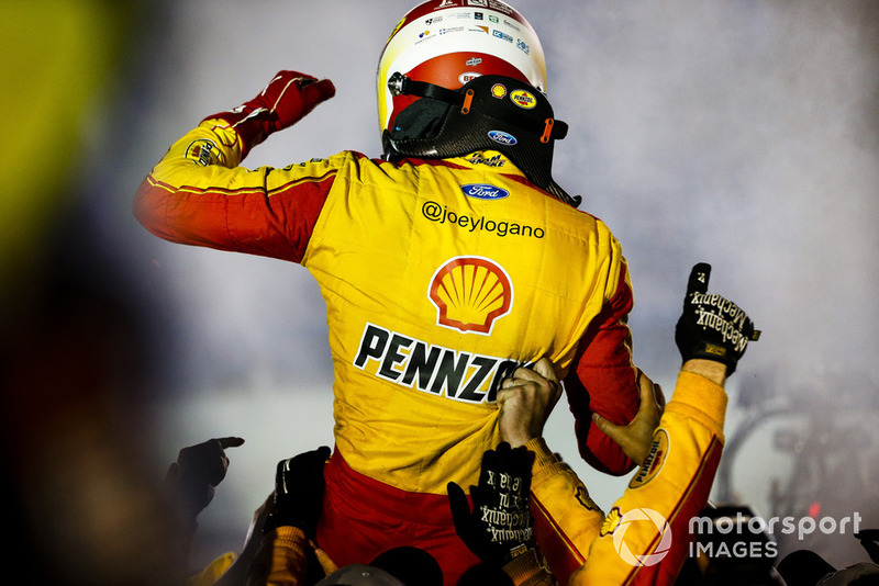 Joey Logano, Team Penske, Ford Fusion Shell Pennzoil y su equipo celebran