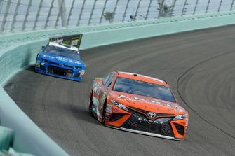Daniel Suarez, Joe Gibbs Racing, Toyota Camry ARRIS and Kyle Larson, Chip Ganassi Racing, Chevrolet Camaro Credit One Bank/DC Solar