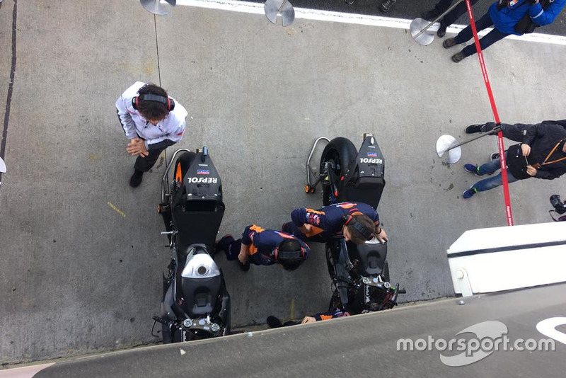 Mecánicos del Repsol Honda preparan las motos de Marc Márquez