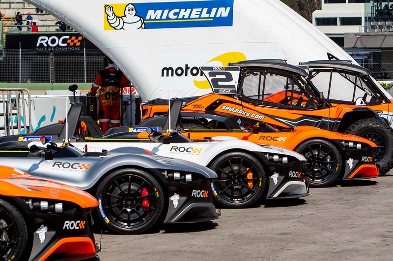 Los autos en el pitlane