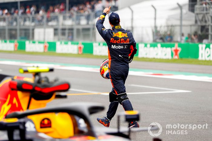 Ganador de la pole Daniel Ricciardo, Red Bull Racing, celebra