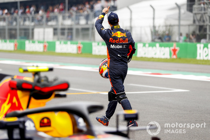 Ganador de la pole Daniel Ricciardo, Red Bull Racing, celebra