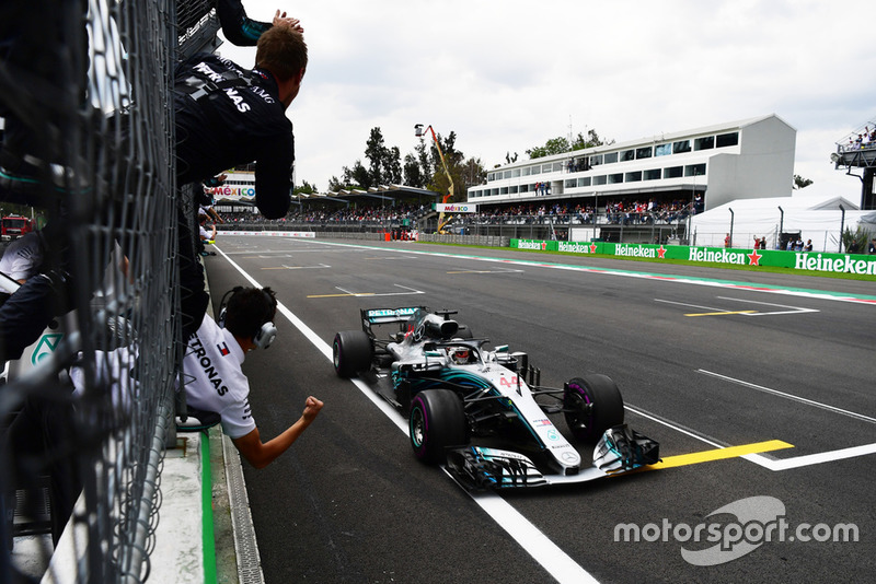 El campeón del mundo 2018, Lewis Hamilton, Mercedes AMG F1, cruza la línea de meta del GP de México
